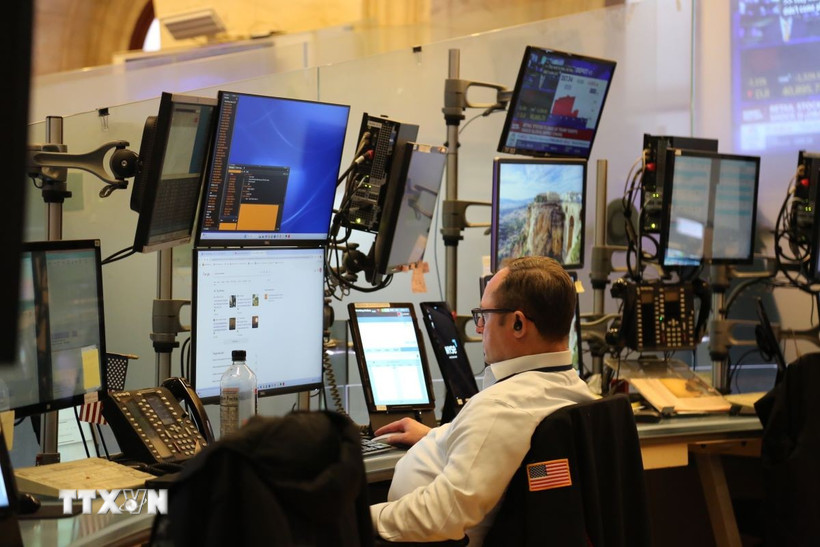 Giao dịch viên tại sàn chứng khoán New York, Mỹ. (Ảnh: THX/TTXVN)