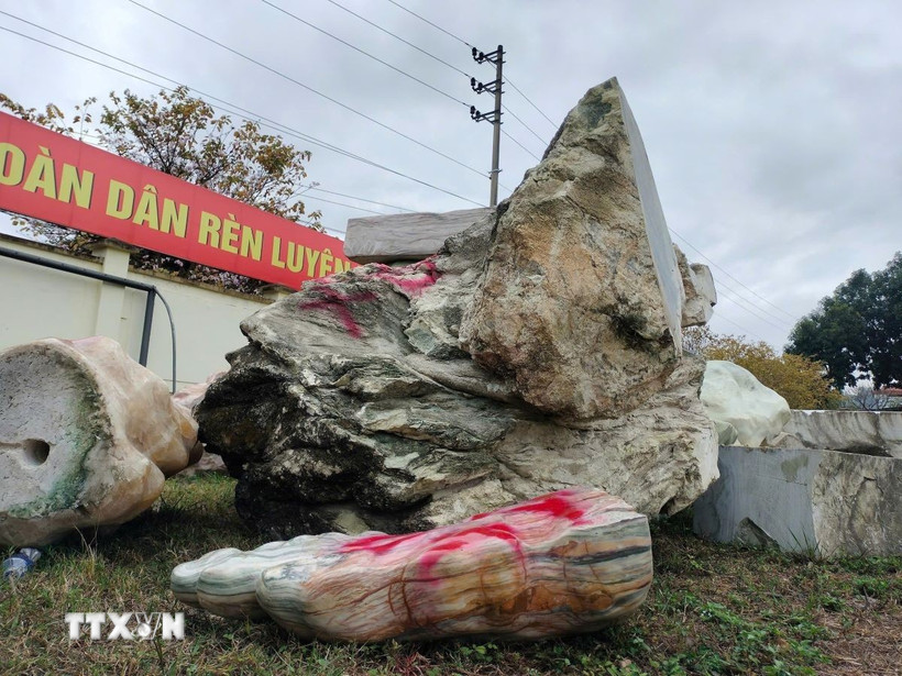 Hàng nghìn tấn đá cảnh trái phép bị lực lượng chức năng Yên Bái thu giữ. (Ảnh: TTXVN phát)