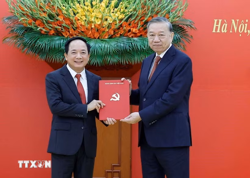 Tổng Bí thư Tô Lâm trao Quyết định của Bộ Chính trị điều động, phân công, bổ nhiệm đồng chí Trịnh Văn Quyết giữ chức Trưởng Ban Tuyên giáo và Dân vận Trung ương. (Ảnh: Thống Nhất/TTXVN)