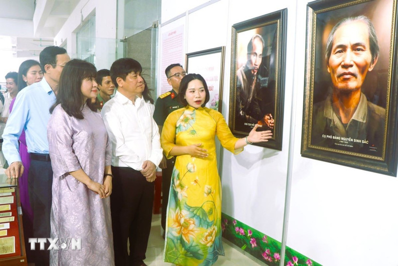 Các đại biểu tham quan và thưởng lãm các tác phẩm trong không gian trưng bày triển lãm. (Ảnh: Xuân Tiến/TTXVN)