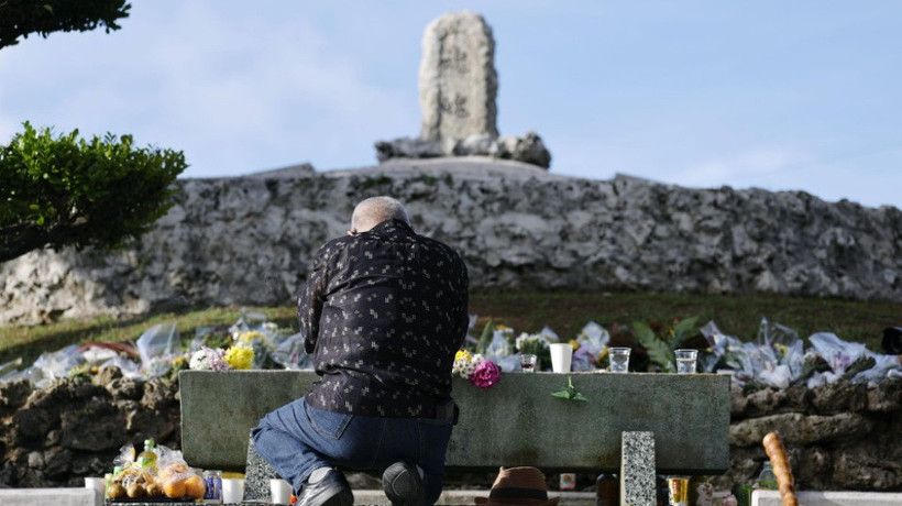 Một người đàn ông cầu nguyện tại Công viên Tưởng niệm Hòa bình ở Itoman, Tỉnh Okinawa. (Nguồn: Kyodo)
