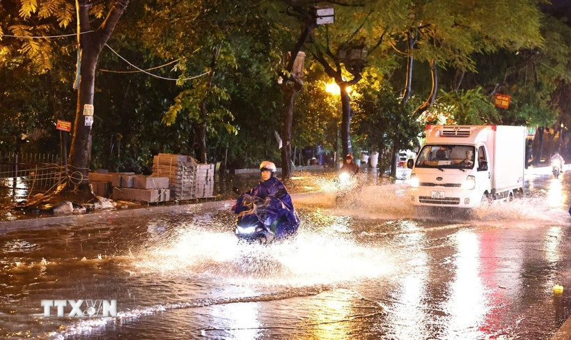 Hà Nội chiều tối và đêm có lúc có mưa rào và dông. (Ảnh minh họa: Minh Đức/TTXVN)