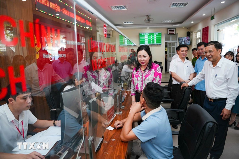 Lãnh đạo tỉnh Hà Nam kiểm tra công tác vận hành tại Trung tâm Phục vụ hành chính công phường Phủ Lý. (Ảnh: Thanh Tuấn/TTXVN)