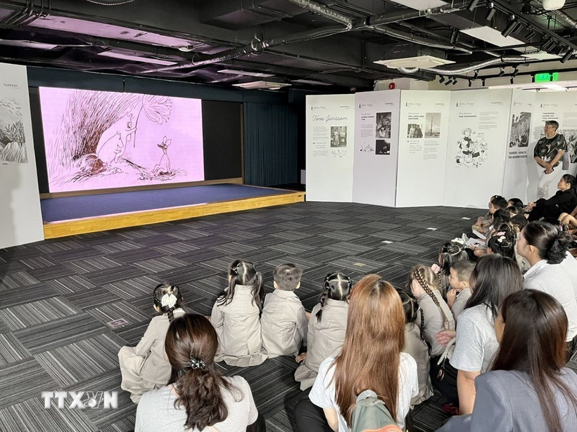 Các em nhỏ nghe giới thiệu về nhân vật Moomin tại Chương trình. (Ảnh: TTXVN phát)