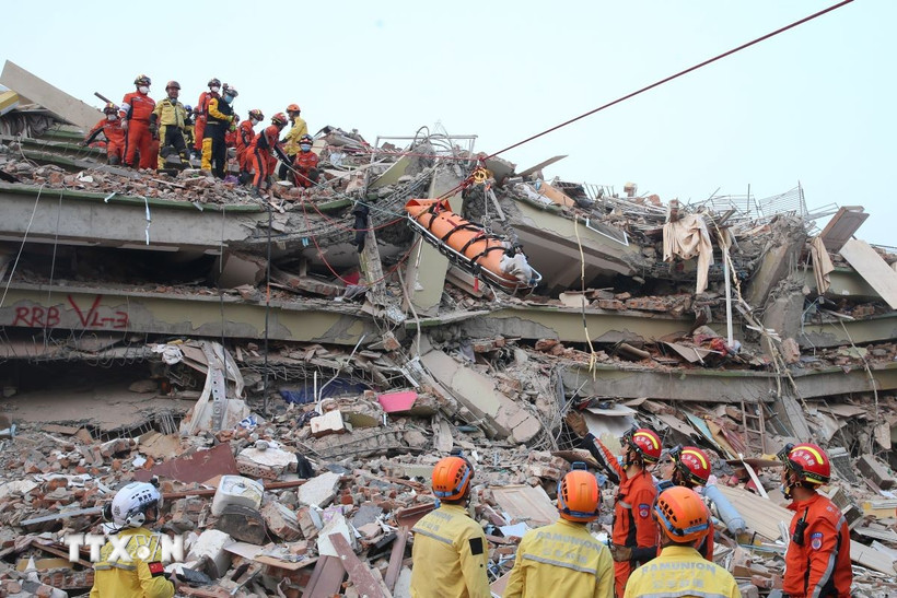 Lực lượng cứu hộ tìm kiếm nạn nhân sau động đất tại Mandalay, Myanmar ngày 31/3/2025. (Ảnh: THX/TTXVN)