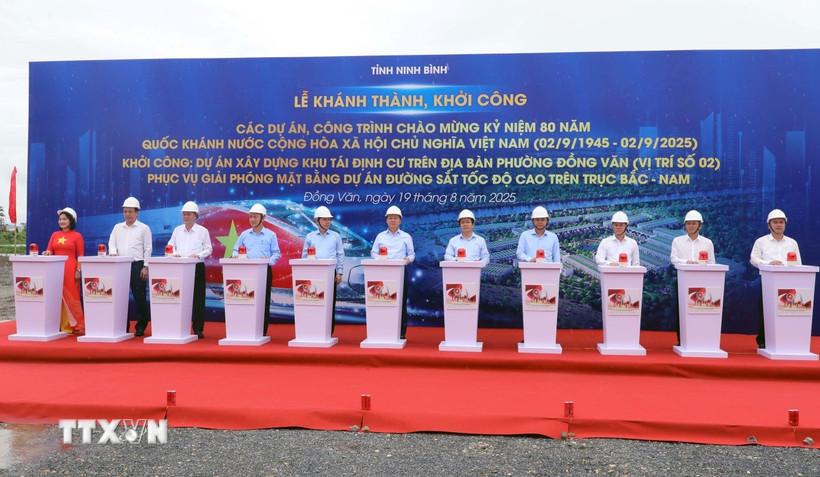Các đại biểu tham dự nghi lễ bấm nút khởi công công trình tại điểm cầu trực tiếp sáng 19/8 tại Ninh Bình. (Ảnh Đại Nghĩa/TTXVN)