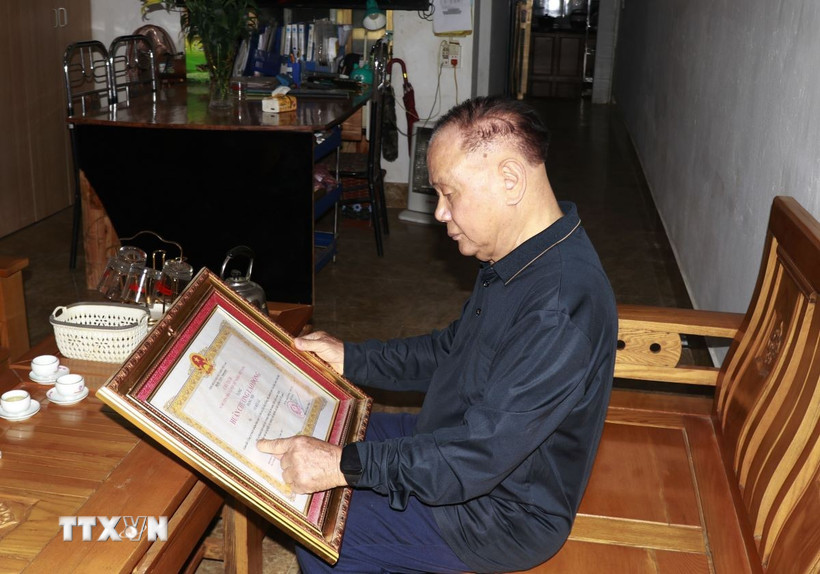 Kỹ sư Vũ Hữu Lê được nhận Huân chương Lao động hạng Nhì, hạng Ba của Chủ tịch nước; Bằng Lao động sáng tạo của Tổng Liên đoàn Lao động Việt Nam cùng nhiều Bằng khen của Trung ương và tỉnh. (Ảnh: Đinh Thùy/TTXVN)