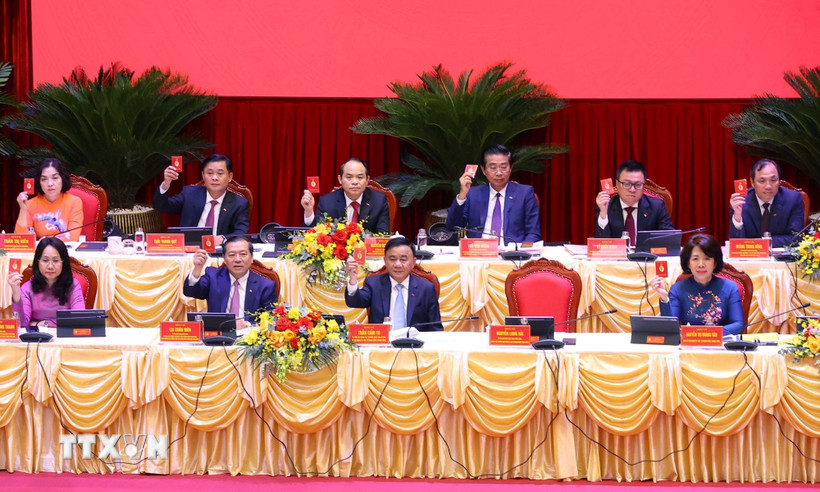 Các đại biểu biểu quyết thông qua Nghị quyết Đại hội Đảng bộ các cơ quan Đảng Trung ương lần thứ nhất, nhiệm kỳ 2025-2030. (Ảnh: Văn Điệp/TTXVN)