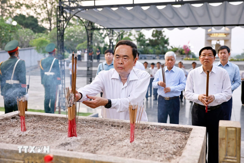 Chủ tịch Quốc hội Trần Thanh Mẫn dâng hoa, dâng hương tri ân các Anh hùng liệt sỹ tại Nghĩa trang Liệt st4 quốc gia Đường 9. (Ảnh: Doãn Tấn/TTXVN)