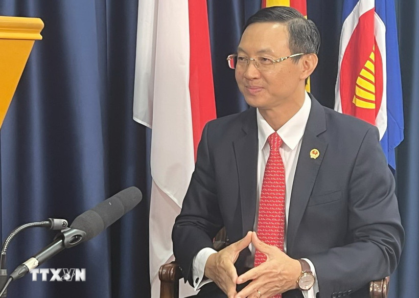 Đại sứ Việt Nam tại Singapore Trần Phước Anh trả lời phỏng vấn của phóng viên TTXVN. Ảnh: Tất Đạt/PV TTXVN tại Singapore