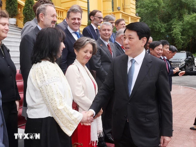 Chủ tịch nước Lương Cường với đại sứ, đại biện các nước thành viên Liên minh châu Âu (EU) tại Việt Nam. (Ảnh: Lâm Khánh/TTXVN)