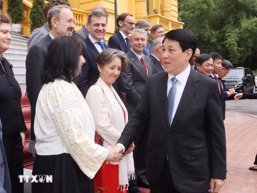Chủ tịch nước Lương Cường với đại sứ, đại biện các nước thành viên Liên minh châu Âu (EU) tại Việt Nam. (Ảnh: Lâm Khánh/TTXVN)