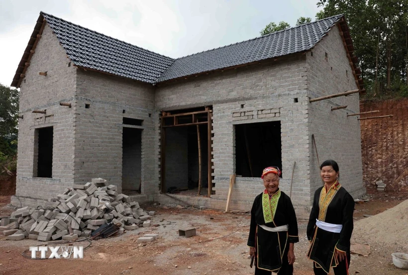 Niềm vui của gia đình chị Đặng Thị Hà, dân tộc Dao ở xã Ngọc Mỹ, huyện Võ Nhai khi có nhà mới nhờ hỗ trợ kinh phí từ chính quyền, cộng đồng. (Ảnh: Trần Việt/TTXVN)