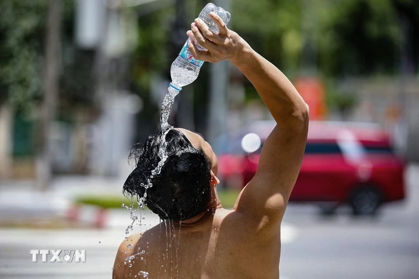 Thời tiết ngày 20/6: Từ Thanh Hóa đến Huế nắng nóng gay gắt, có nơi trên 37 độ C Một cách giải nhiệt khi trời nắng nóng. (Ảnh: Trọng Đạt/TTXVN)