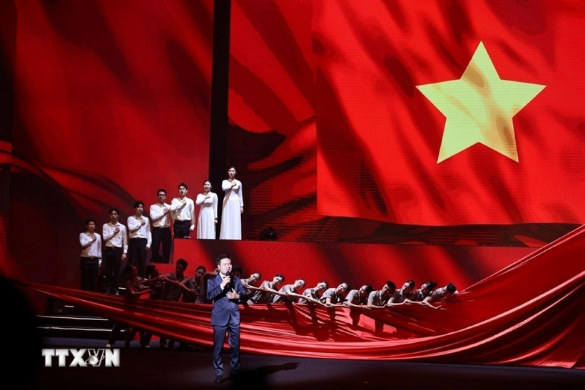 Các tiết mục ca ngợi Đảng quang vinh, Bác Hồ vĩ đại; lịch sử cách mạng hào hùng, thể hiện tinh thần quyết tâm của toàn Đảng, toàn quân, toàn dân đưa đất nước bước vào kỷ nguyên mới - kỷ nguyên vươn mình của dân tộc. (Ảnh: Minh Đức/TTXVN)
