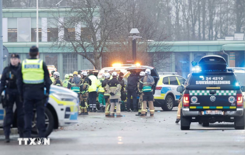 Cảnh sát và lực lượng khẩn cấp được triển khai sau vụ nổ súng. (Ảnh: Reuters/TTXVN)