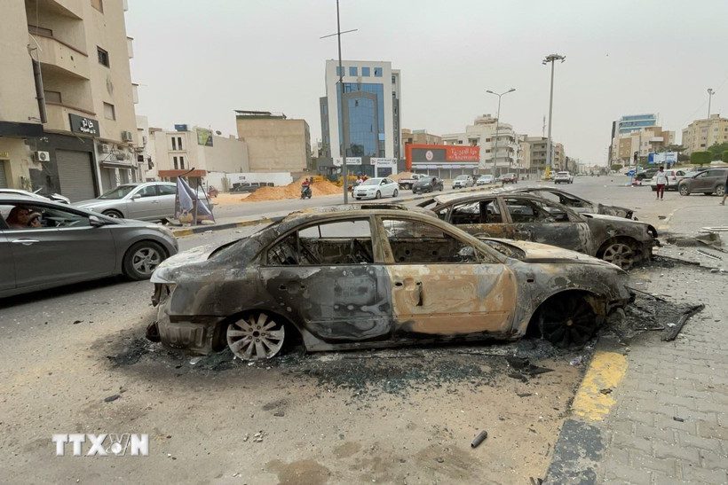 Các phương tiện bị phá hủy do giao tranh tại Tripoli, Libya ngày 14/5/2025. (Ảnh: THX/TTXVN)