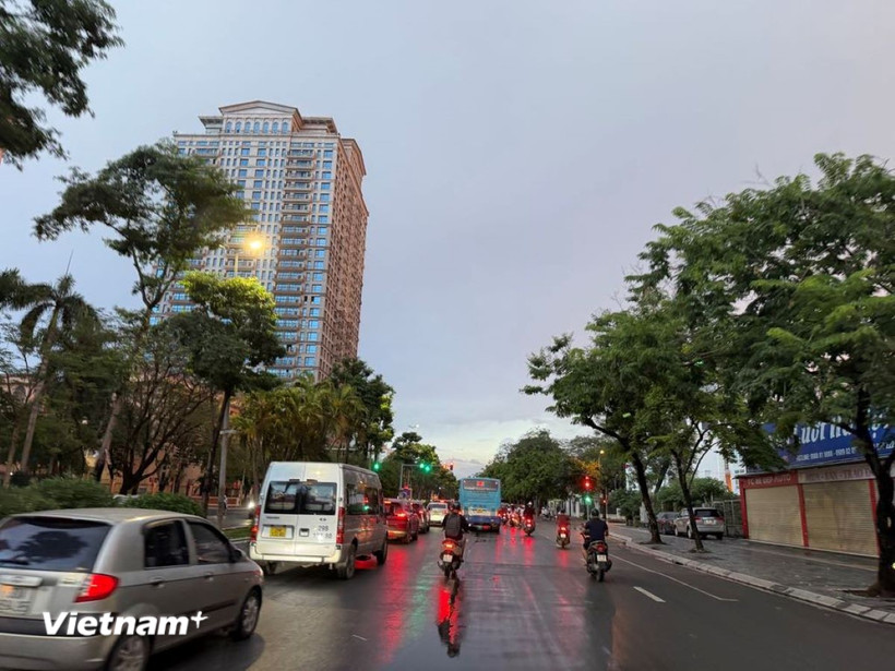 Dự báo Hà Nội có mưa rào và rải rác có dông, cục bộ có nơi mưa to. (Ảnh: Vietnam+)