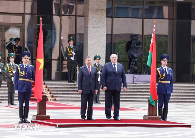 Tổng Bí thư Tô Lâm và Tổng thống Belarus Aleksandr Lukashenko nghe quân nhạc cử Quốc thiều hai nước. (Ảnh: Thống Nhất/TTXVN)
