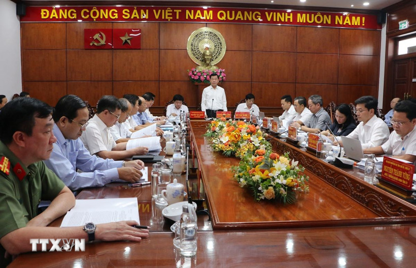 Đoàn kiểm tra của Bộ Chính trị làm việc tại tỉnh Long An. (Ảnh: Thanh Bình/TTXVN)