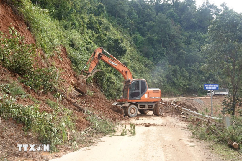 Công ty Cổ phần xây dựng đường bộ I Yên Bái huy động máy móc khắc phục các điểm sạt lở tại Quốc lộ 32. (Ảnh: TTXVN phát)