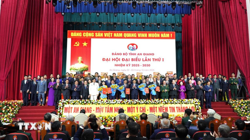 Đại tướng Phan Văn Giang, Ủy viên Bộ Chính trị, Phó Bí thư Quân ủy Trung ương, Bộ trưởng Bộ Quốc phòng, trao các Quyết định nhân sự của Bộ Chính trị và tặng hoa chúc mừng Ban Chấp hành Đảng bộ tỉnh An Giang nhiệm kỳ 2025-2030. (Ảnh: Văn Sĩ/TTXVN)