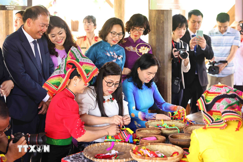 Bà Lê Thị Bích Trân, Phu nhân Thủ tướng Phạm Minh Chính trải nghiệm làm quả Còn tại làng dân tộc Thái. (Ảnh: Minh Đức/TTXVN)