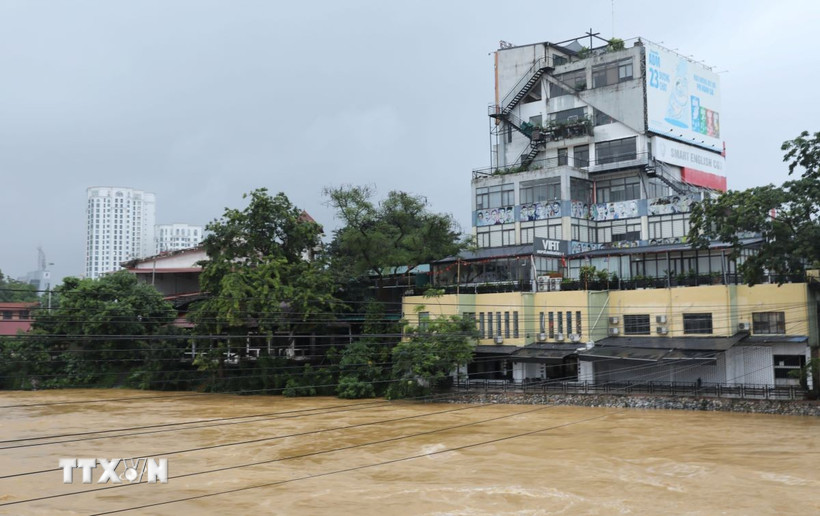 Nước sông Cầu dâng cao tại khu vực trung tâm thành phố Thái Nguyên. (Ảnh: Hoàng Nguyên/TTXVN)