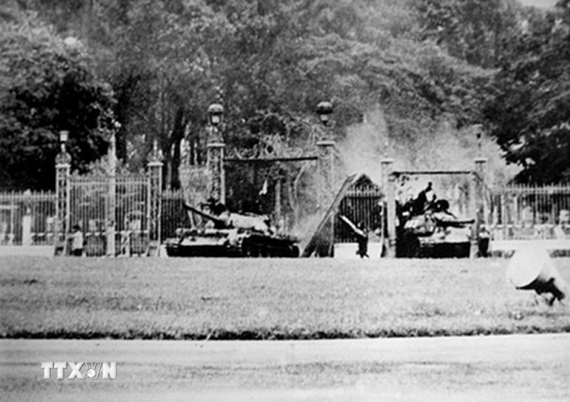 Xe tăng số hiệu 390 (trái) thuộc Đại đội 4, Lữ đoàn tăng thiết giáp 203, Sư đoàn 304, Quân đoàn 2 húc đổ cánh cổng Dinh Độc Lập lúc 11 giờ 30 phút ngày 30/4/1975. (Ảnh: Francoise Demulder/TTXVN phát)
