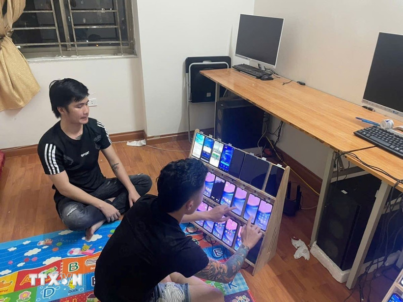 Hệ thống thiết bị được các đối tượng sử dụng để thực hiện hành vi đánh bạc, rửa tiền. Ảnh: TTXVN phát)