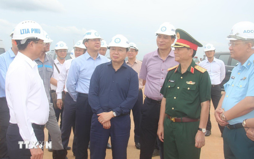 Phó Thủ tướng Chính phủ Trần Hồng Hà cùng đoàn công tác của Chính phủ kiểm tra công tác thi công tại công trường Sân bay Long Thành. (Ảnh: Sỹ Tuyên/TTXVN)