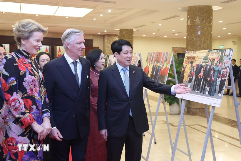 Chủ tịch nước Lương Cường và Phu nhân cùng Nhà Vua Vương quốc Bỉ Philippe và Hoàng hậu Mathilde tham quan Trưng bày ảnh về quan hệ hai nước do Thông tấn xã Việt Nam thực hiện. (Ảnh: Lâm Khánh/TTXVN)