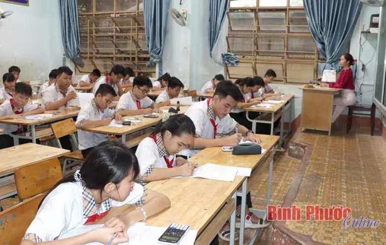 Học sinh khối 8 Trường THCS Tân Phú làm lại bài kiểm tra môn Toán vào sáng 10/5. (Nguồn: Báo Bình Phước)