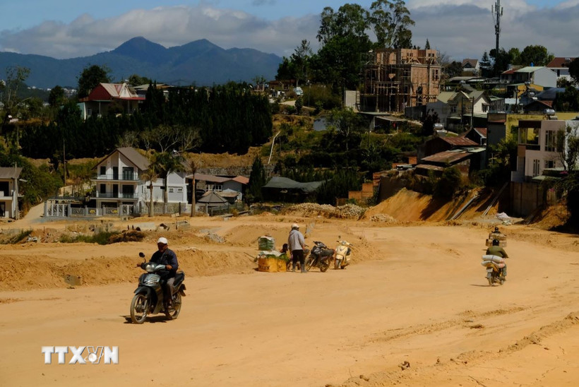 Đoạn cuối tuyến đường vành đai thành phố Đà Lạt dài khoảng 300m chưa thể thi công hoàn thiện. (Ảnh: Nguyễn Dũng/TTXVN)