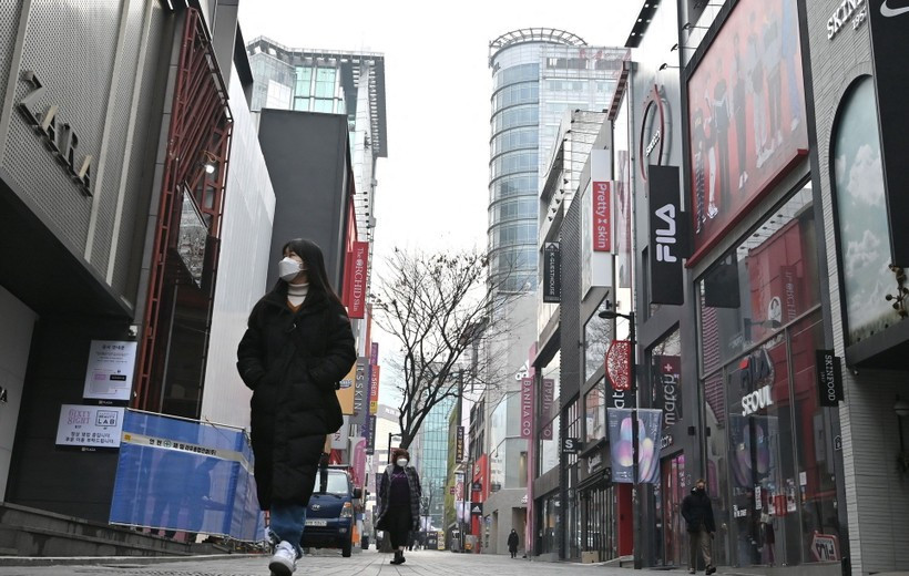 Người dân di chuyển trên phố ở Seoul, Hàn Quốc. (Ảnh: AFP/TTXVN)