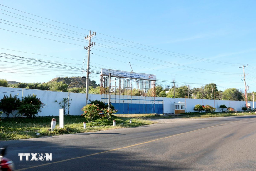 Dự án Khu biệt thự cao cấp và du lịch nghỉ dưỡng Đồi Hòn Rơm (phường Mũi Né, tỉnh Lâm Đồng) của Công ty cổ phần Thiên Hải xây dựng trên đồi Hòn Rơm phát hiện có nhiều sai phạm. (Ảnh: Nguyễn Thanh/TTXVN)