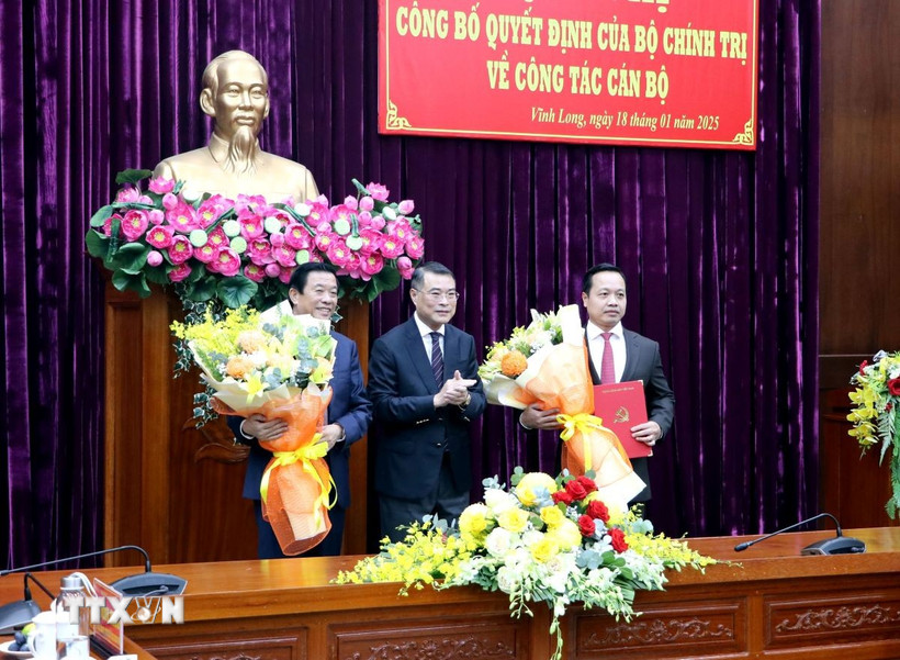 Trưởng Ban Tổ chức Trung ương Lê Minh Hưng trao Quyết định và tặng hoa chúc mừng tân Phó Trưởng Ban Nội chính Trung ương Bùi Văn Nghiêm và tân Bí thư Tỉnh ủy Vĩnh Long nhiệm kỳ 2020-2025 Trần Tiến Dũng. (Ảnh: Phạm Minh Tuấn/TTXVN)