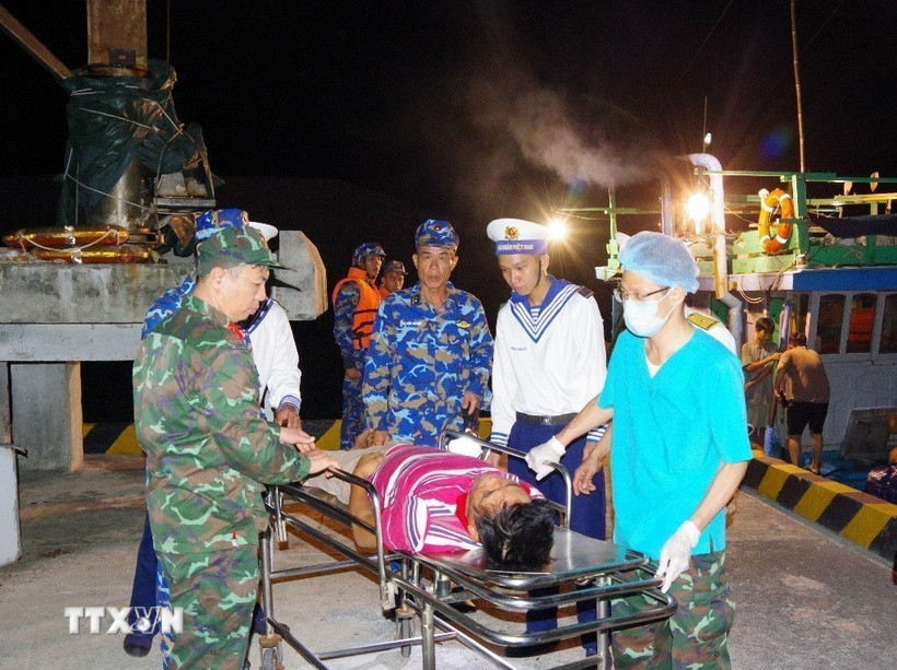 Hình ảnh kíp quân y Bệnh xá đảo Trường Sa cấp cứu ngư dân. (Ảnh: TTXVN phát)