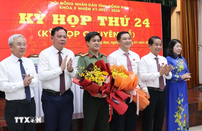 Lãnh đạo tỉnh Đồng Nai tặng hoa chúc mừng Phó Chủ tịch UBND tỉnh và thành viên UBND tỉnh Đồng Nai. (Ảnh: Công Phong/TTXVN)