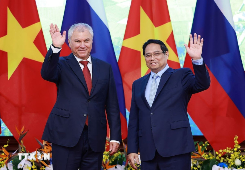 Thủ tướng Phạm Minh Chính hội kiến Chủ tịch Duma Quốc gia Quốc hội Liên bang Nga Vyacheslav Volodin. (Ảnh: Dương Giang/TTXVN)