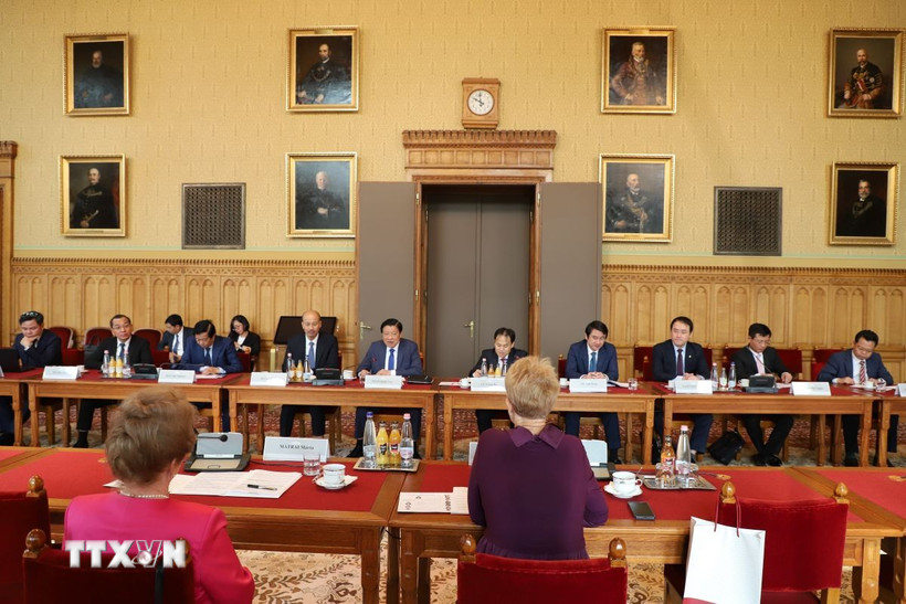 Đoàn đại biểu Đảng Cộng sản Việt Nam làm việc với Viện Kiểm sát tối cao Hungary. (Ảnh: Phương Hoa/TTXVN)