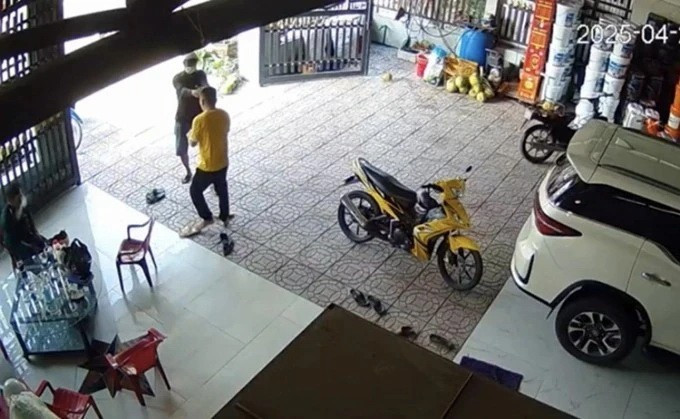 Hiện trường vụ nổ súng. (Ảnh chụp màn hình từ camera an ninh)