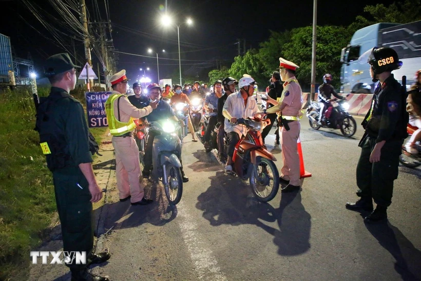 Lực lượng Phòng Cảnh sát Giao thông kiểm tra nồng độ cồn. (Ảnh: Giang Phương/TTXVN)