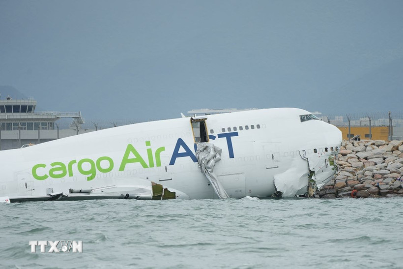 Hiện trường vụ máy bay chở hàng trượt khỏi đường băng và lao một phần xuống biển ở sân bay quốc tế Hong Kong, Trung Quốc ngày 20/10/2025. (Ảnh: THX/TTXVN)