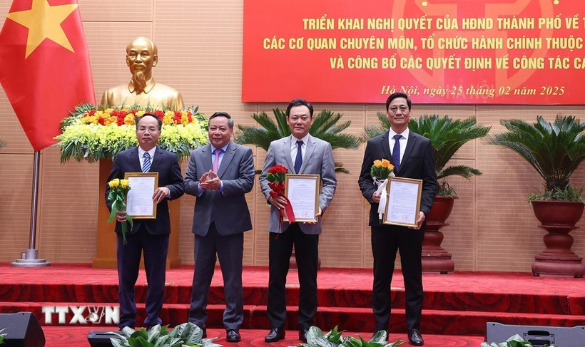 Phó Bí thư Thường trực Thành ủy Hà Nội Nguyễn Văn Phong trao quyết định điều động cán bộ. (Ảnh: Văn Điệp/TTXVN)