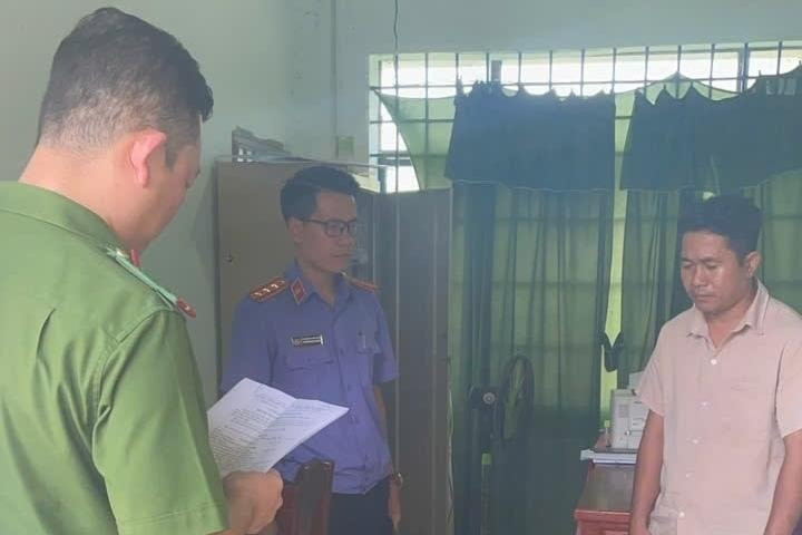 Cơ quan chức năng đọc quyết định bắt khẩn cấp đối với Ức Kim Khoan (bìa phải).