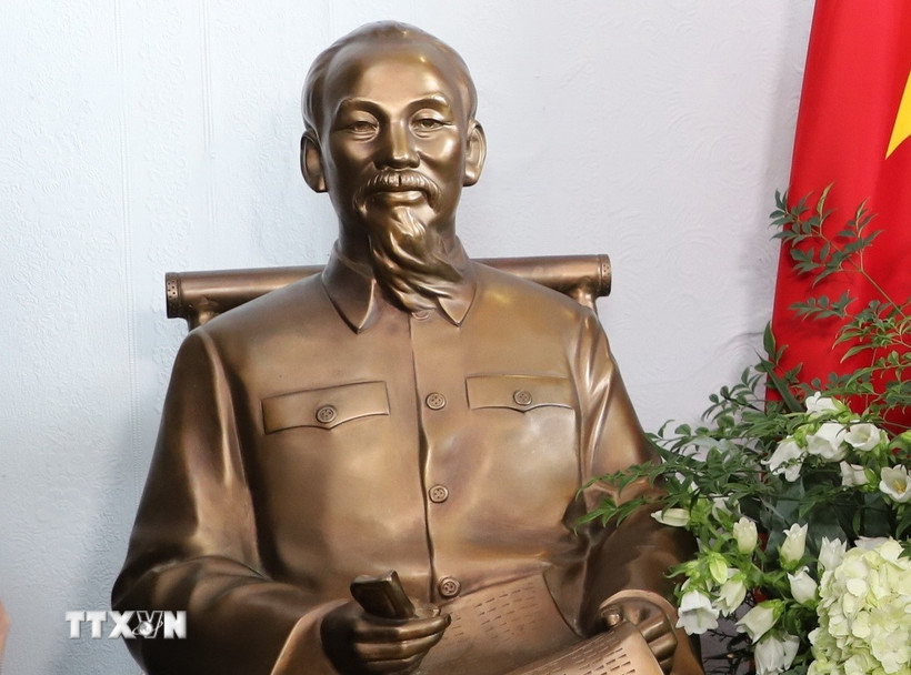 Bức tượng Bác Hồ tại Bảo tàng Newhaven. (Ảnh: Hải Vân/TTXVN)