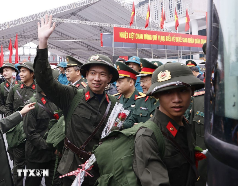 Thanh niên lên đường nhập ngũ. (Ảnh: Văn Điệp/TTXVN)