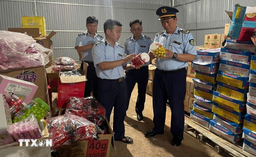 Công chức Đội Quản lý thị trường số 1 phối hợp kiểm tra hàng hóa vi phạm. (Ảnh: TTXVN phát)