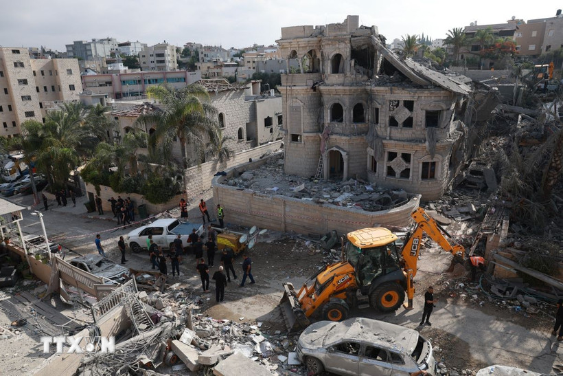 Các tòa nhà bị phá hủy sau cuộc tấn công bằng tên lửa của Iran ở Tamra, Israel, ngày 15/6/2025. (Ảnh: THX/TTXVN)